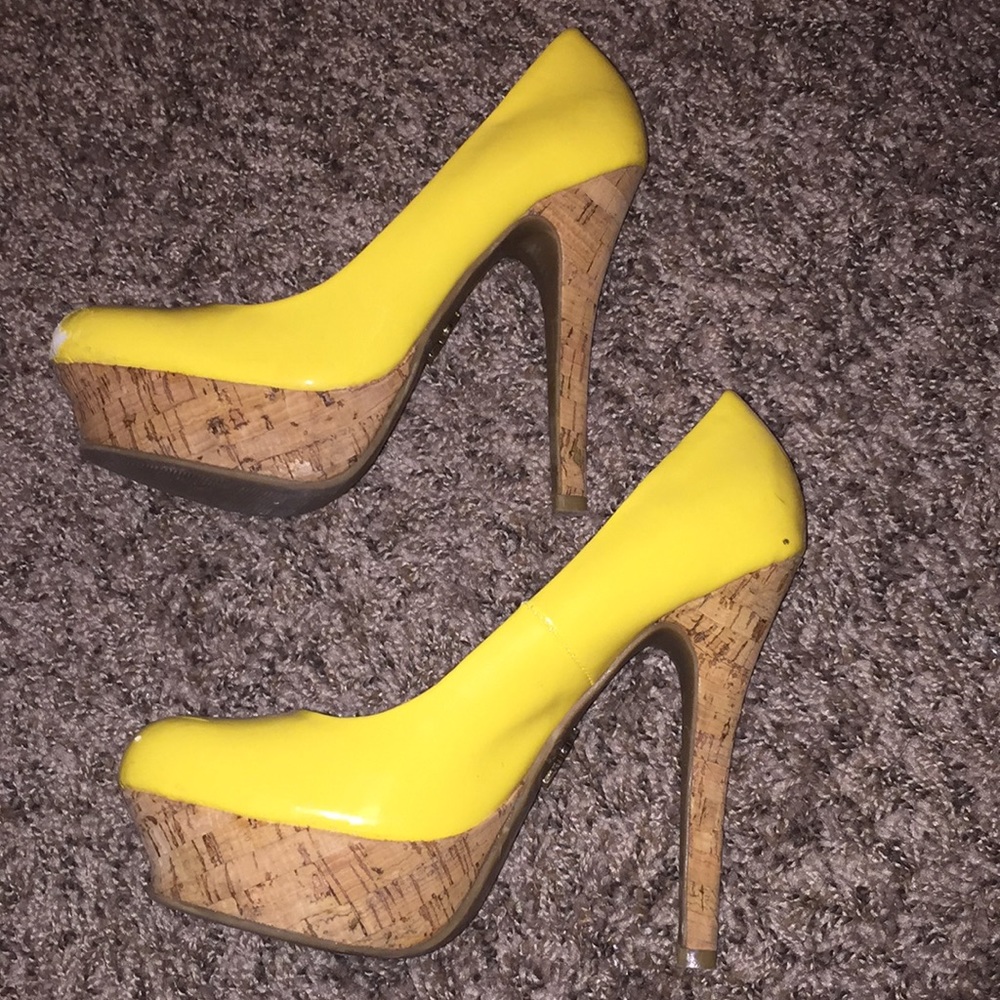 Yellow Pumps - Picture 3 of 8